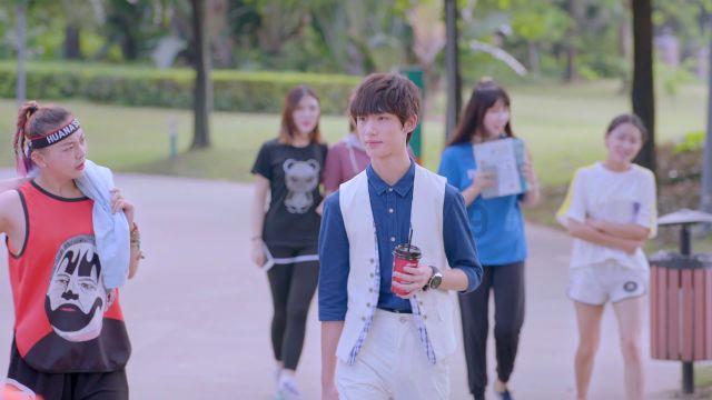 吴京与替身合影被曝，他们两人之间相似度如何？